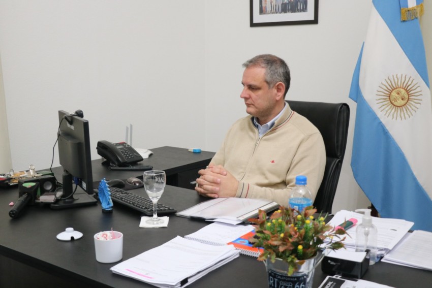 Santoro firm un convenio para comprar dos camiones por un monto que s