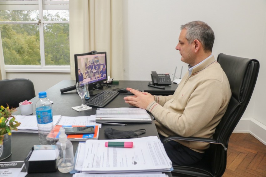 Santoro firm un convenio para comprar dos camiones por un monto que s