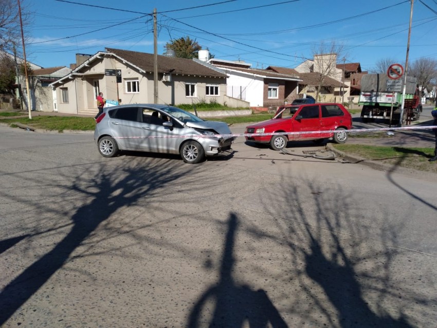 Dos autos colisionaron en una esquina cntrica
