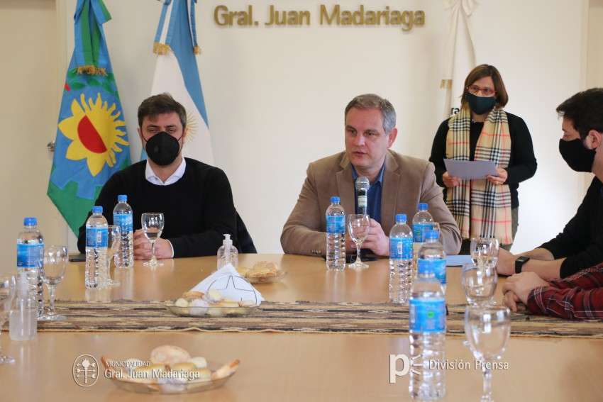 Santoro, Yeza y la empresa 12 de Octubre firmaron el convenio para la 