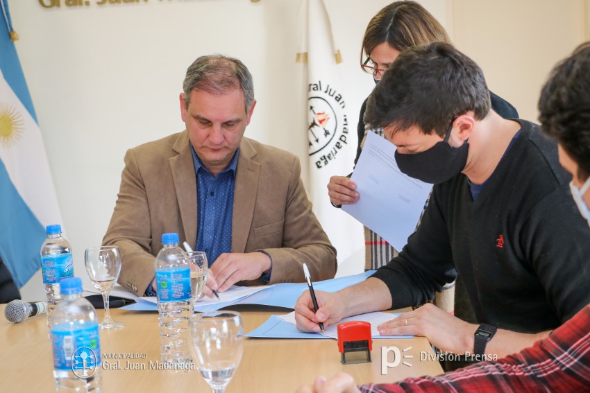 Santoro, Yeza y la empresa 12 de Octubre firmaron el convenio para la 