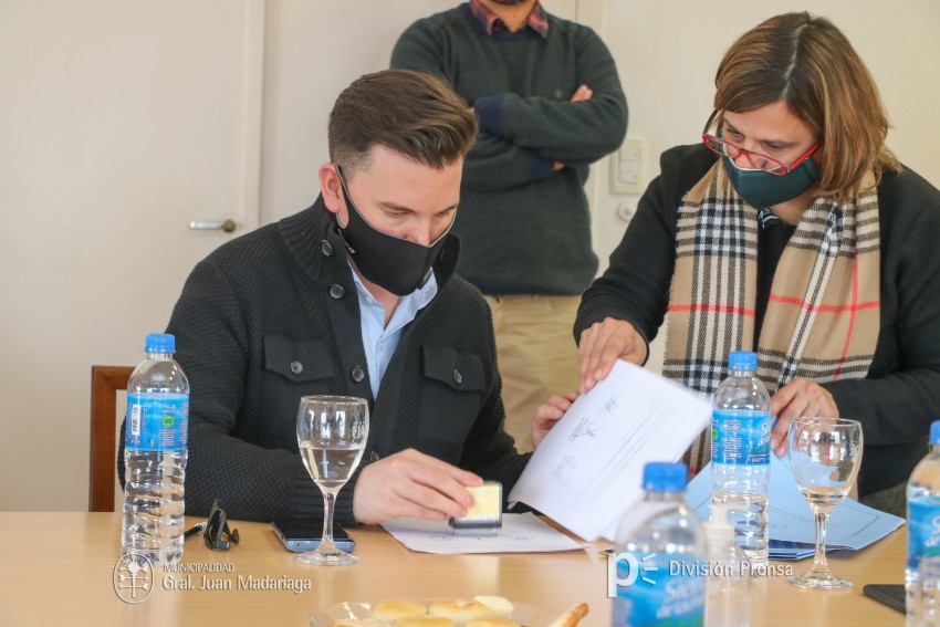 Santoro, Yeza y la empresa 12 de Octubre firmaron el convenio para la 