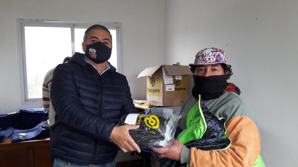 Otorgaron indumentaria de trabajo a empleados municipales