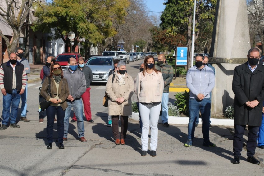 Autoridades participaron del acto protocolar por el Da del Maestro