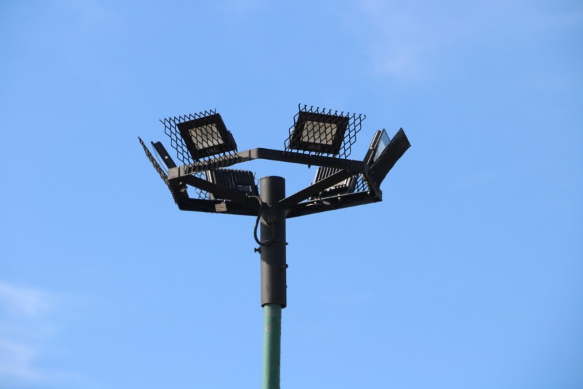 Remplazaron las luminarias del bicentenario por reflectores led