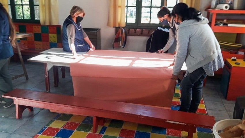 La Casita de Chocolate lleva confeccionados 150 camisolines, botas y c