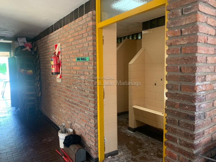 Iniciaron las obras para duplicar los ba�os en la Escuela 501