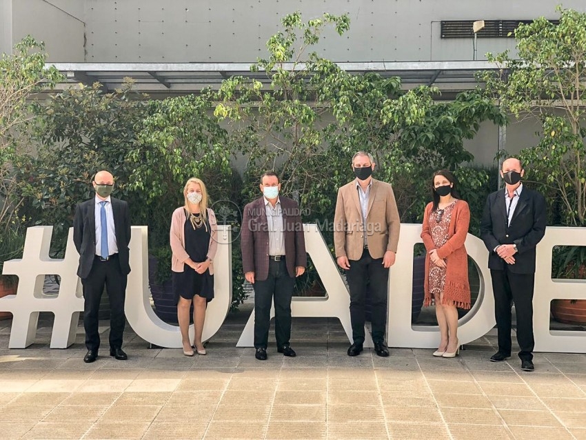 Santoro firm el convenio para la repavimentacin de la Av. Tuy