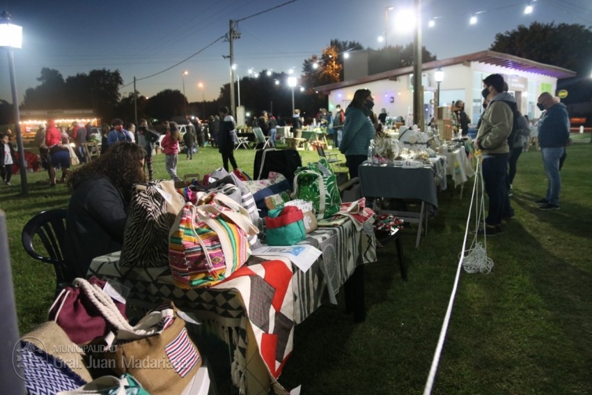 El mercado se prepara para ofrecer productos navideños