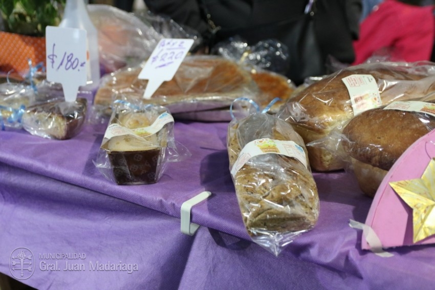 El mercado se prepara para ofrecer productos navideños