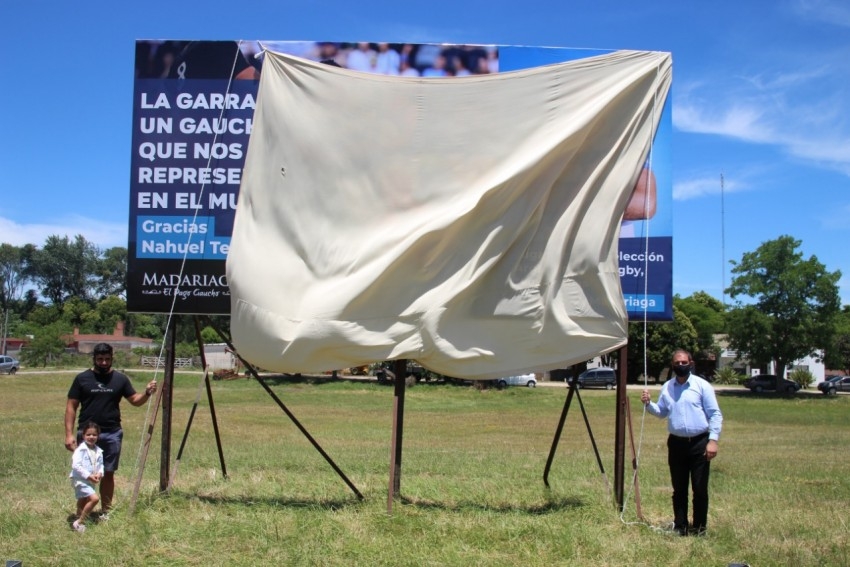 Descubrieron el cartel de ingreso a la ciudad que tiene como figura a 