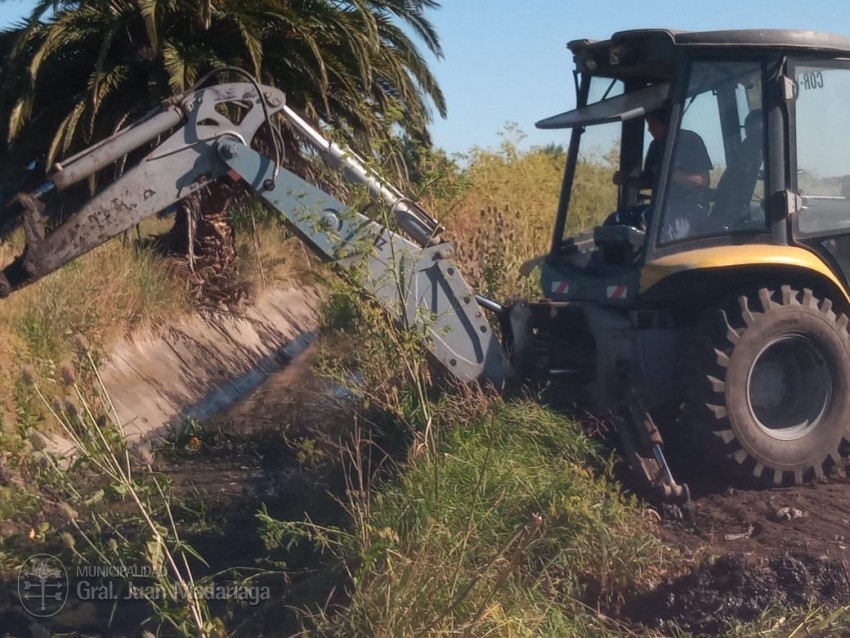 Iniciaron las tareas de limpieza de los canales a cielo abierto