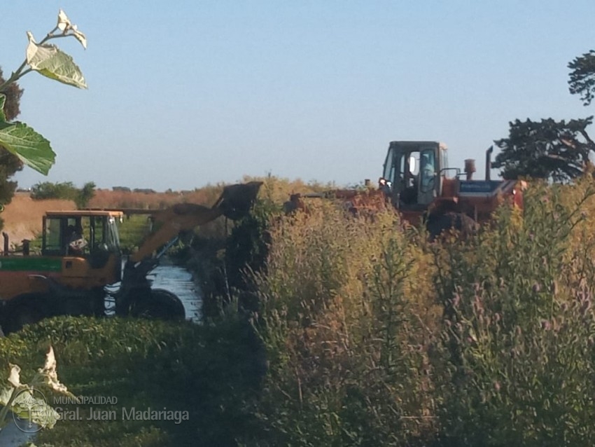 Iniciaron las tareas de limpieza de los canales a cielo abierto