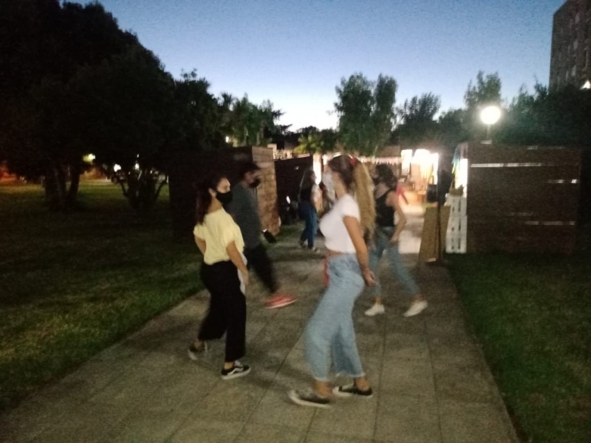 Hoy hay clases de zumba y maana folclore y juegos recreativos