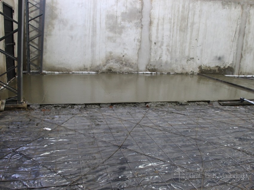 Hormigonaron el contrapiso del SUM de la Escuela Tuy