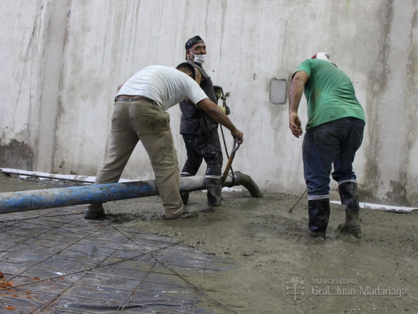 Hormigonaron el contrapiso del SUM de la Escuela Tuy