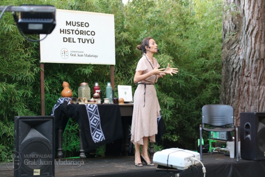 La sommelier de yerba mate pas por el Museo Histrico