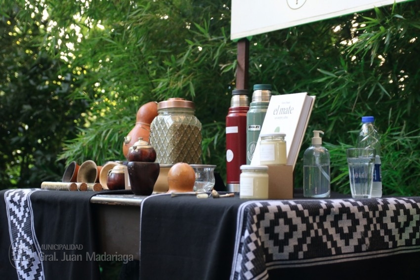 La sommelier de yerba mate pas por el Museo Histrico