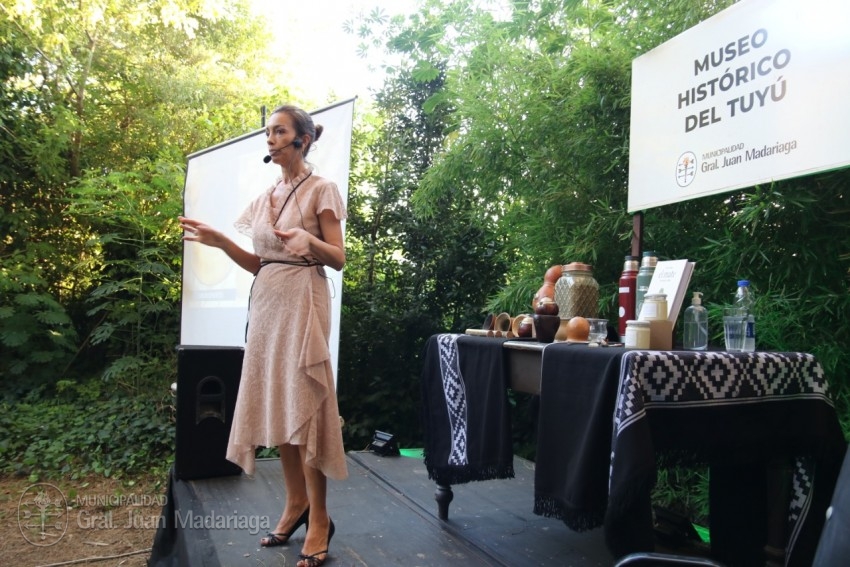 La sommelier de yerba mate pas por el Museo Histrico