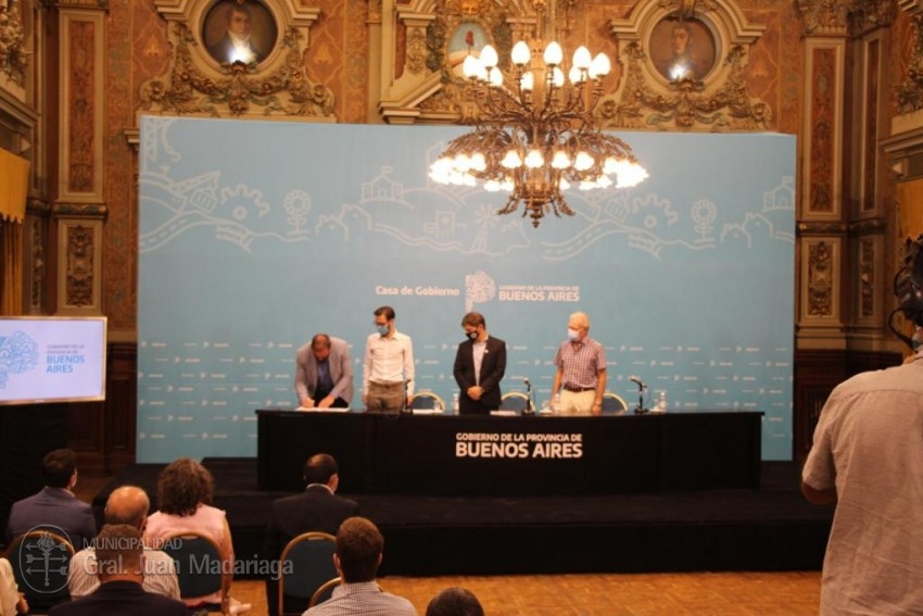 Santoro firm el convenio para reactivar la construccin de las 70 viv