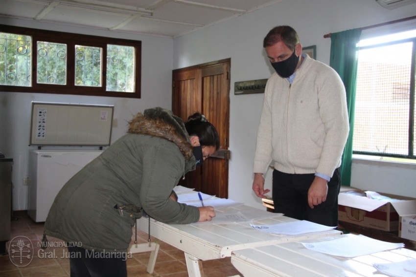 Santoro comenzó con la entrega de los kits escolares