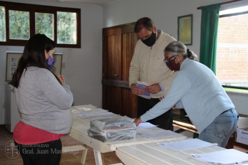Santoro comenz con la entrega de los kits escolares