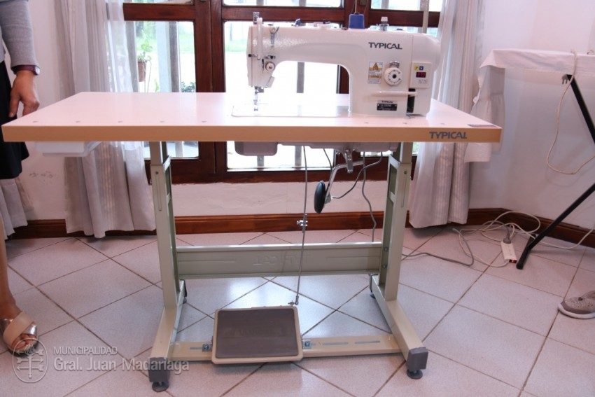 Otorgaron una máquina de coser automática e industrial a emprendedoras