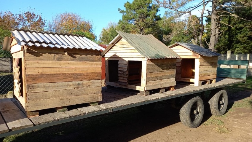 Operarios de FAE construyeron y donaron cuchas al refugio municipal