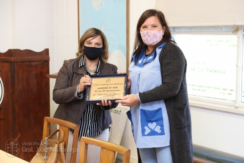 Entregaron placas conmemorativas a instituciones educativas