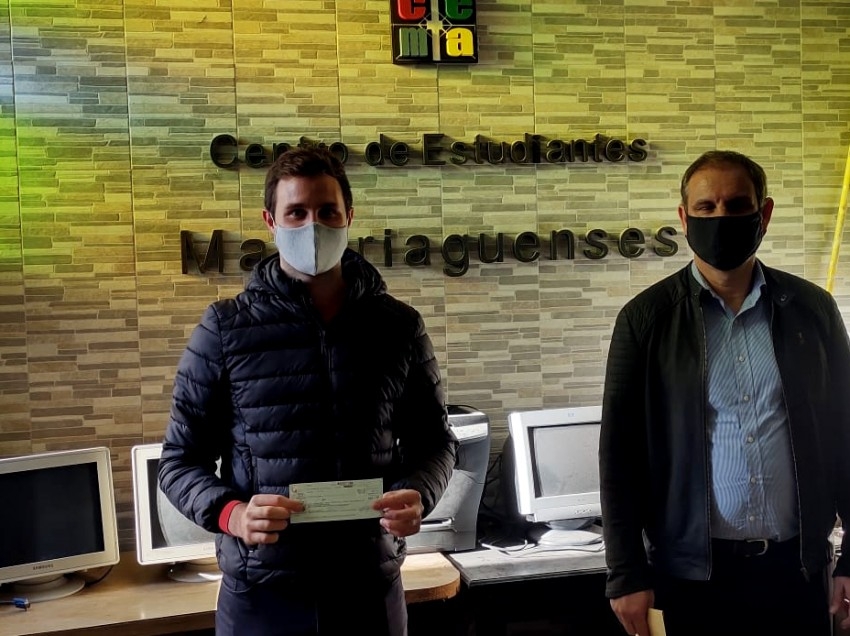 Santoro otorg un cheque al CEMA para la compra de una cocina industri