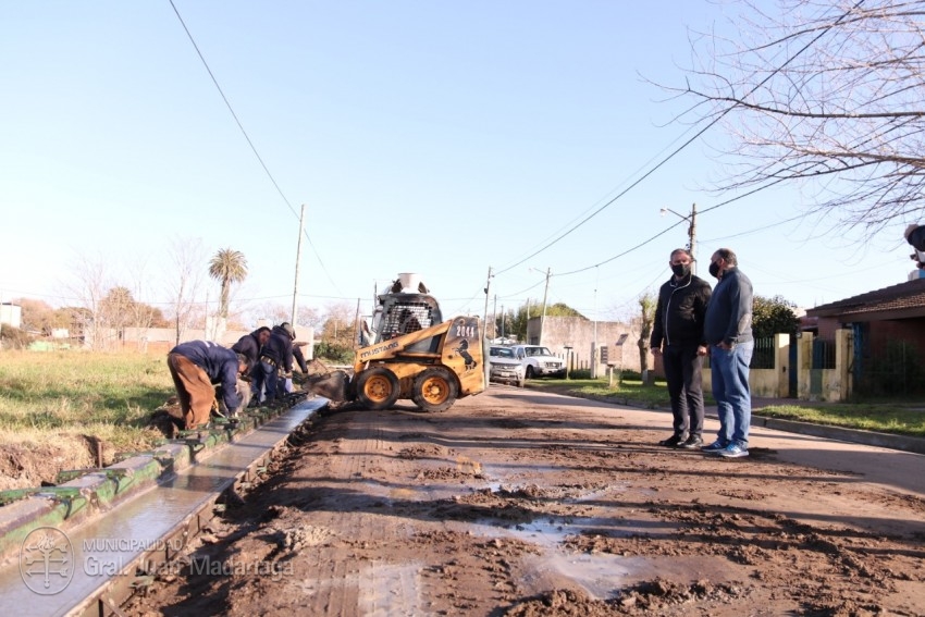 Santoro recorrió las obras de cordón cuneta