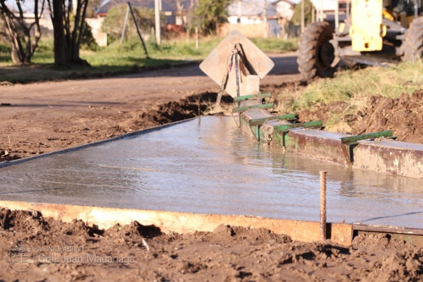 Santoro recorrió las obras de cordón cuneta
