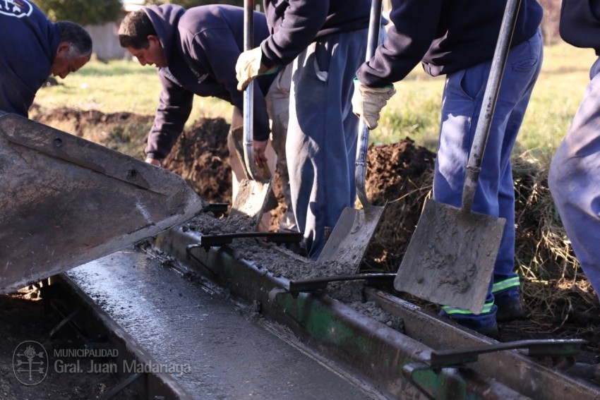 Santoro recorrió las obras de cordón cuneta