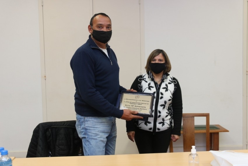 Otorgaron placas conmemorativas a instituciones educativas