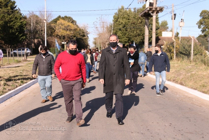 Inauguracin del asfalto en la Calle 8  Santoro: 