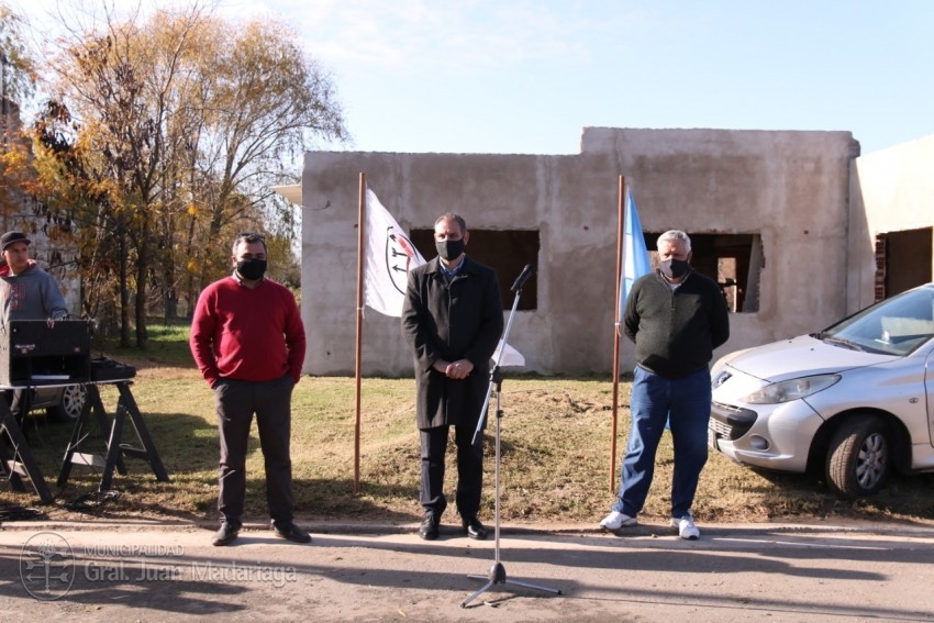 Inauguracin del asfalto en la Calle 8  Santoro: 