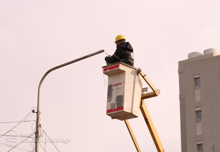 Renovaron las luminarias de la calle Sarmiento