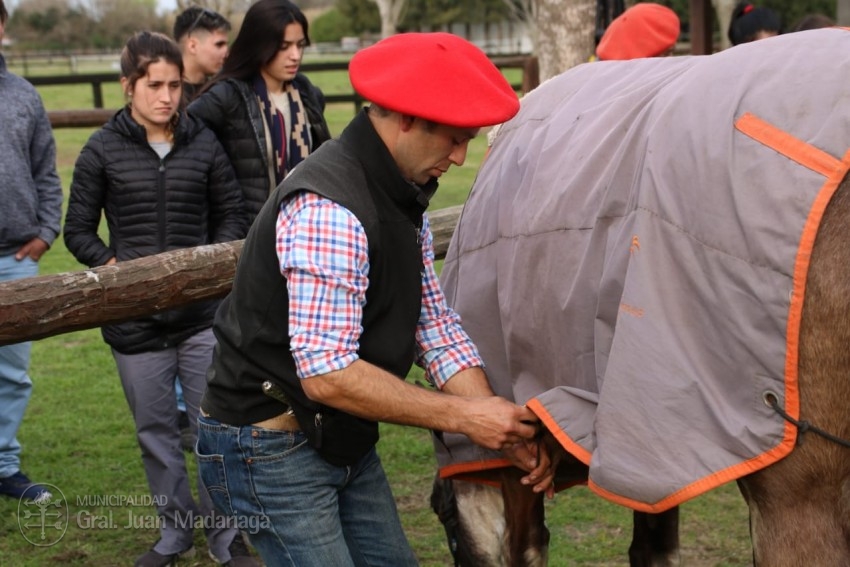Los alumnos del curso de petisero visitaron un club de polo en Castell