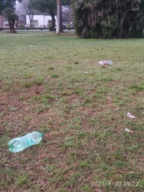 As no: El parque Anchorena amaneci repleto de papeles y botellas
