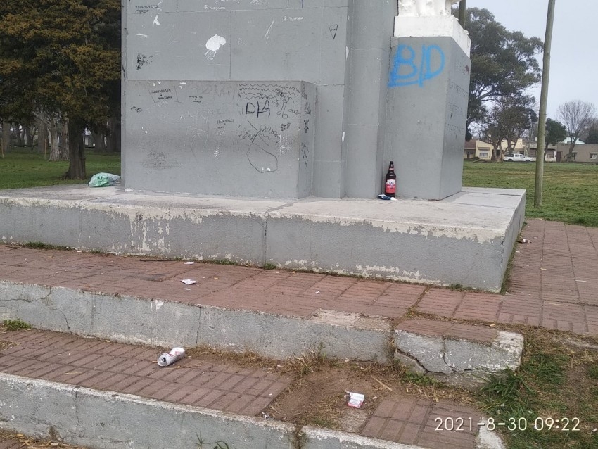 As no: El parque Anchorena amaneci repleto de papeles y botellas