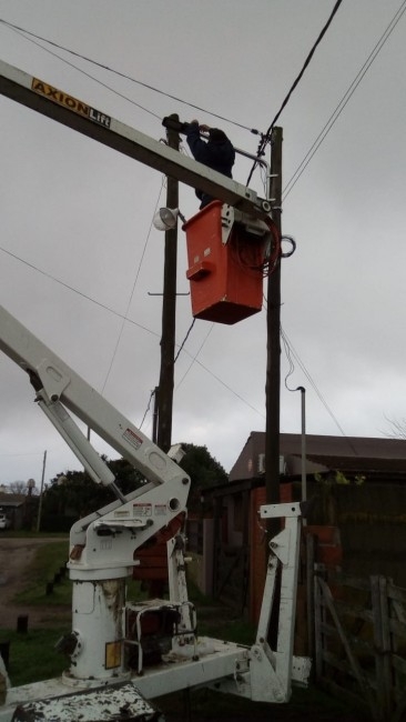 Continúan con la ampliación del alumbrado público en distintos barrios