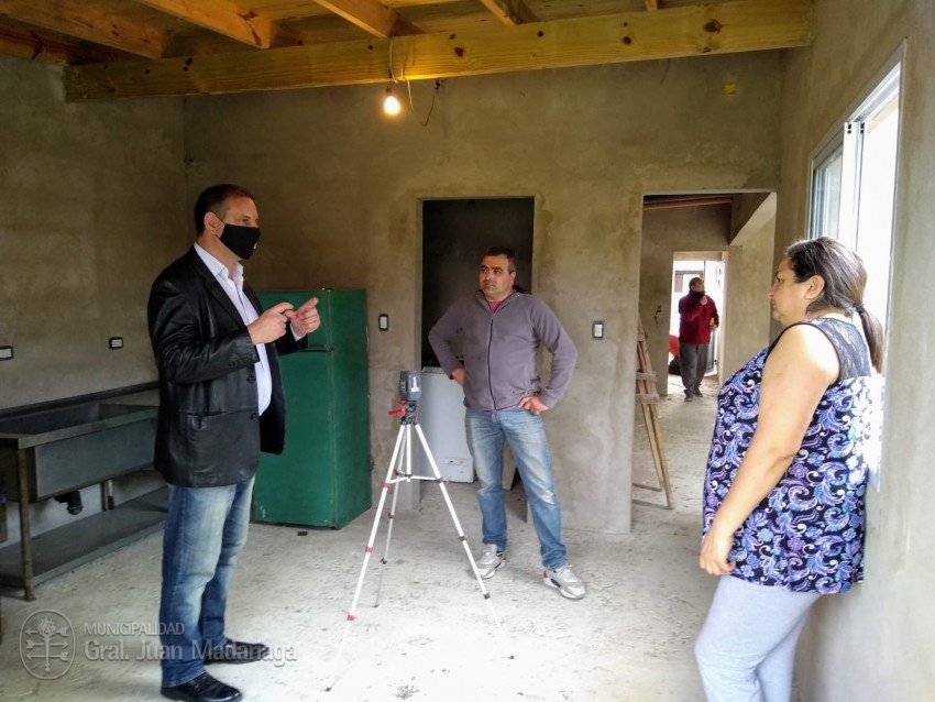 Santoro visit la obra de la sede de la Sociedad de Fomento del barrio