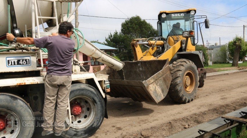 ltimos trabajos en la obra de cordn cuneta en el barrio Martn Fierr