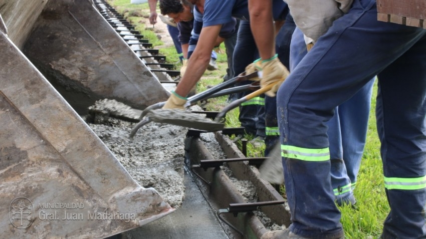 ltimos trabajos en la obra de cordn cuneta en el barrio Martn Fierr