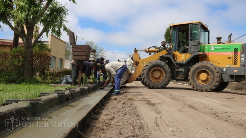 ltimos trabajos en la obra de cordn cuneta en el barrio Martn Fierr