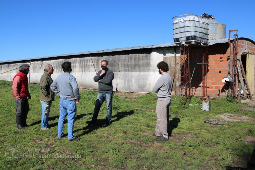Santoro visitó el emprendimiento avícola de la familia Martino que fue