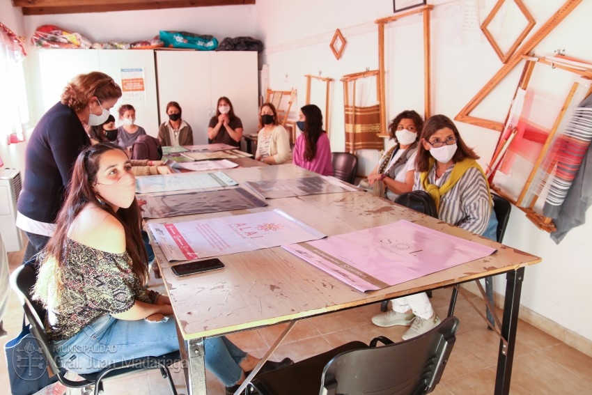 Emprendedores locales recibieron carteles promocionales para sus proye