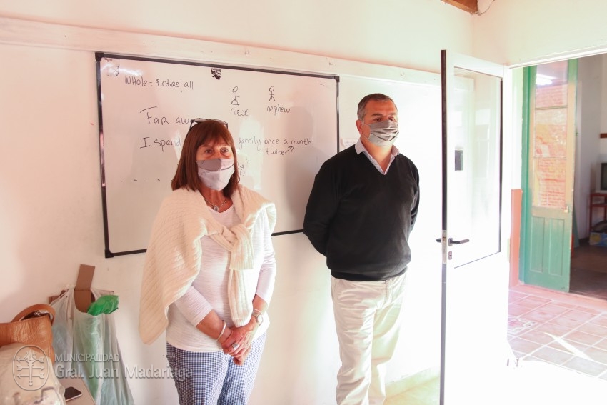 Emprendedores locales recibieron carteles promocionales para sus proye