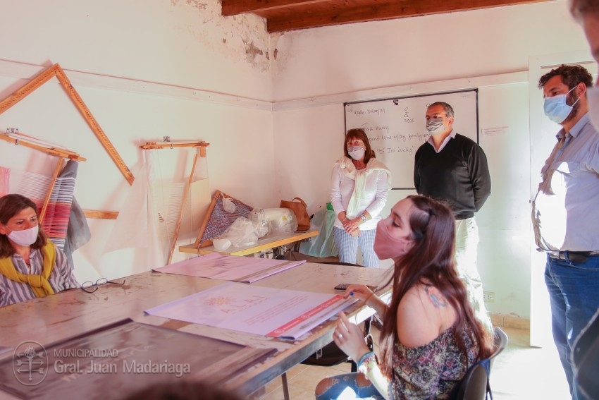 Emprendedores locales recibieron carteles promocionales para sus proye