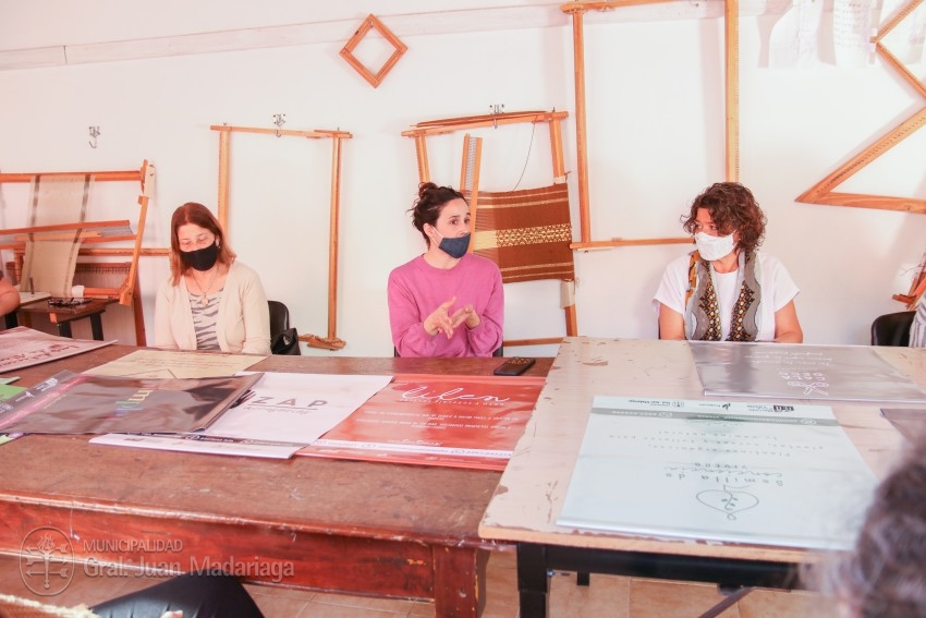 Emprendedores locales recibieron carteles promocionales para sus proye